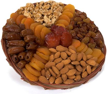 Coș cu fructe și alune